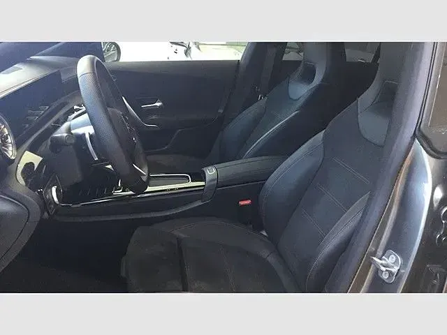 Usado Mercedes CLA220 190 CV (139 kW) 2025 Gris montaña Berlina