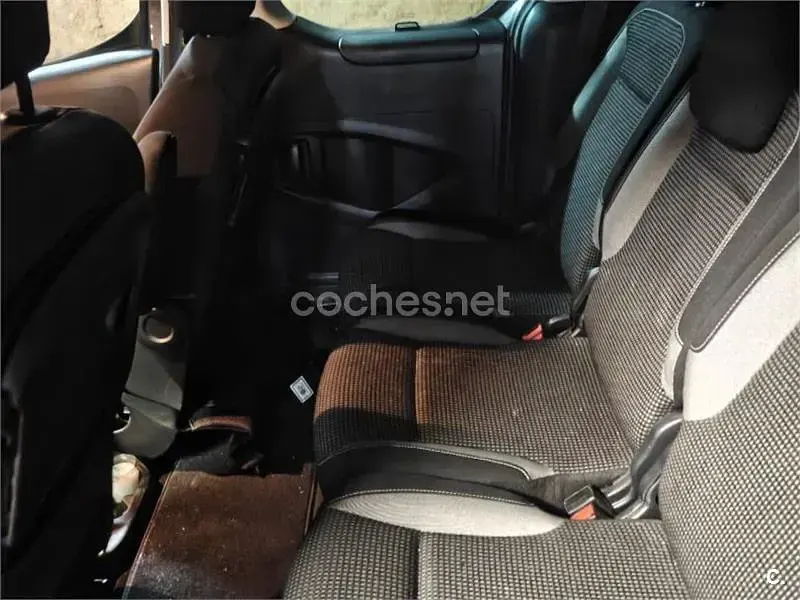 Usado Peugeot Partner Tepee Outdoor 110 CV (80 kW) 2018 Gris / plata Monovolumen