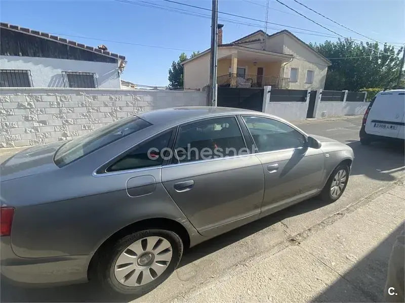 Usado Audi A6 140 CV (102 kW) 2005 Gris / plata Berlina