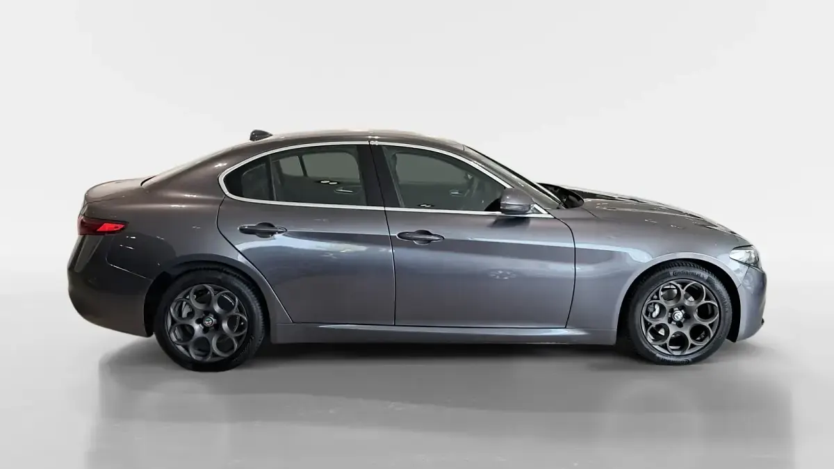 Usado Alfa Romeo Giulia Super 160 CV (117 kW) 2020 Gris / plata Berlina