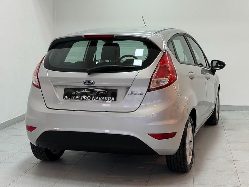 Usado Ford Fiesta Trend 82 CV (60 kW) 2017 Gris / plata Berlina