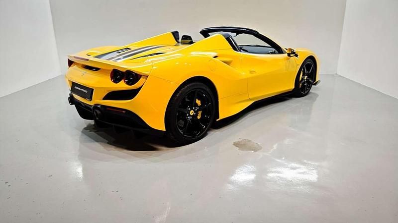 Usado Ferrari F8 721 CV (530 kW) 2020 Amarillo Descapotable