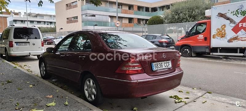 Usado Mercedes C220 Elegance 125 CV (91 kW) 2002 Rojo Familiar