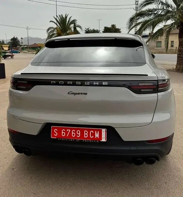 Usado Porsche Cayenne E-Hybrid Platinum Edition 462 CV (339 kW) 2022 Gris SUV