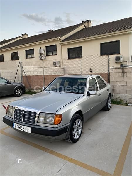 Usado Mercedes E300 136 CV (100 kW) 1993 Gris / plata Berlina