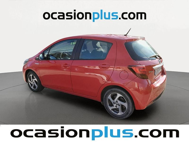 Usado Toyota Yaris Hybrid Active 100 CV (73 kW) 2016 Rojo