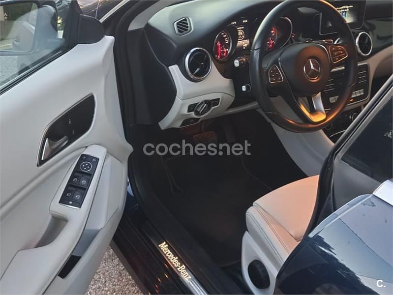 Usado Mercedes CLA200 Shooting Brake 136 CV (100 kW) 2018 Azul Familiar