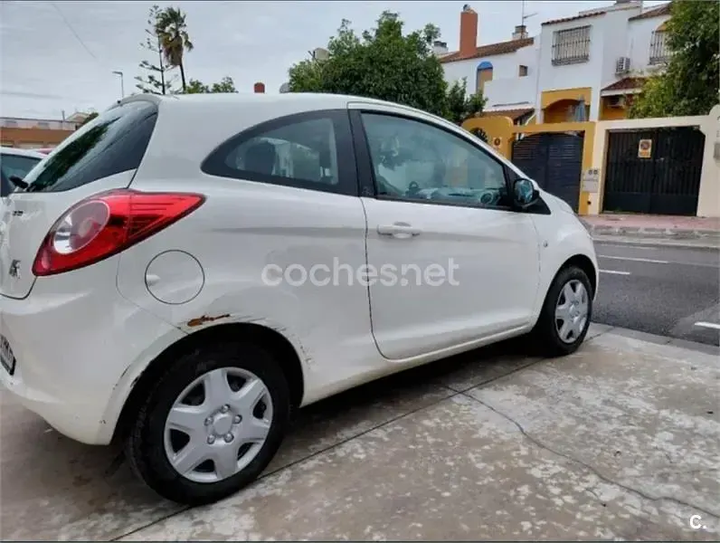 Usado Ford Ka Individual 69 CV (50 kW) 2012 Blanco Utilitario
