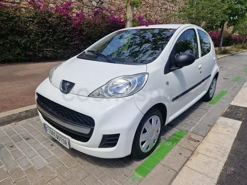 Usado Peugeot 107 68 CV (50 kW) 2010 Blanco Utilitario