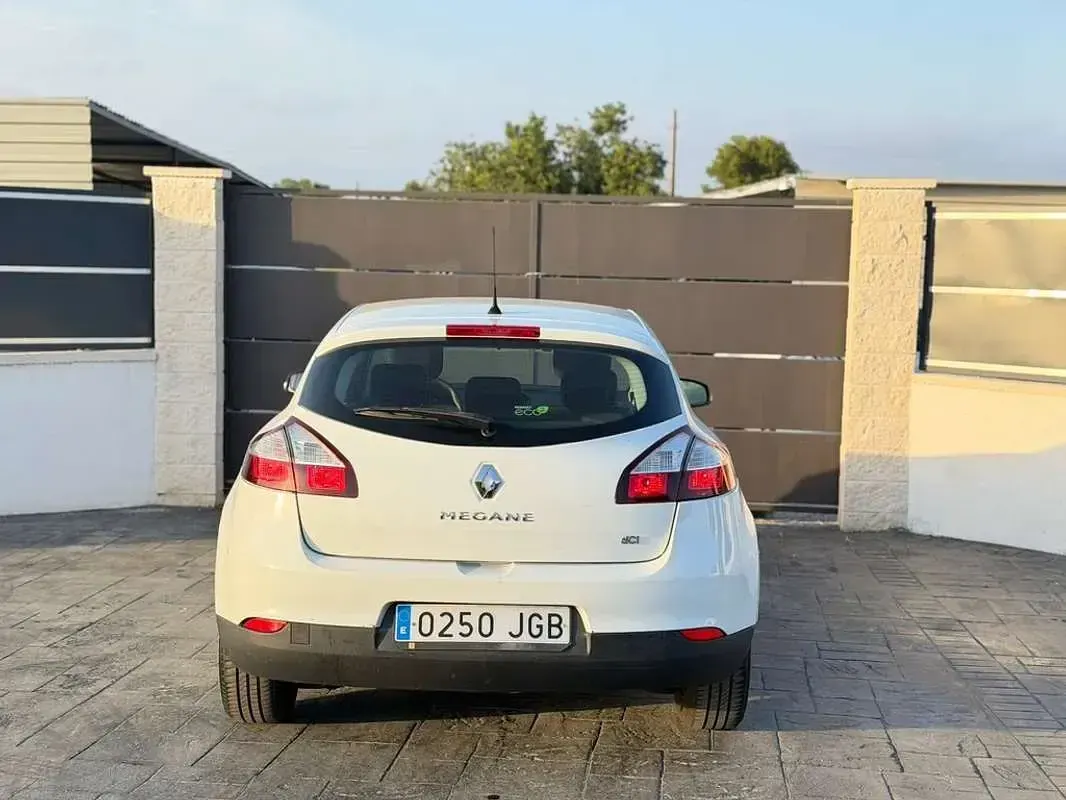 Usado Renault Mégane III LIMITED 110 CV (80 kW) 2015 Blanco Utilitario