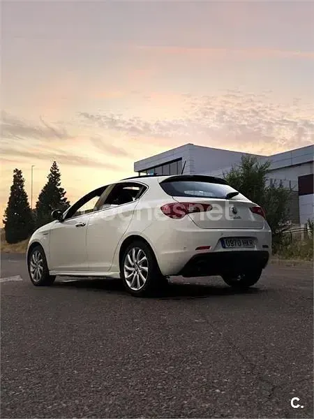 Usado Alfa Romeo Giulietta Distinctive 140 CV (102 kW) 2012 Blanco Utilitario