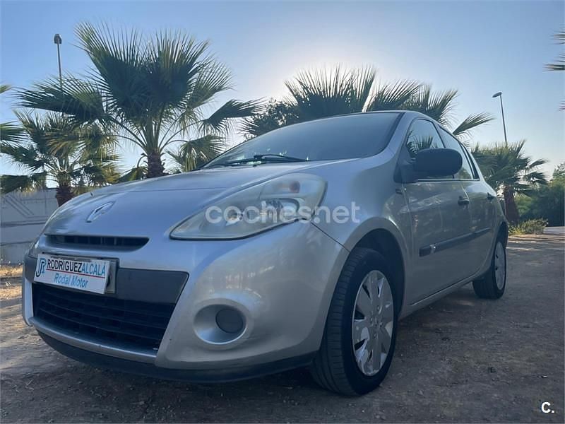 Gris / plata Usado 2011 Renault Clio II Berlina | 4600 € (Precio justo) - Imagen 1/3