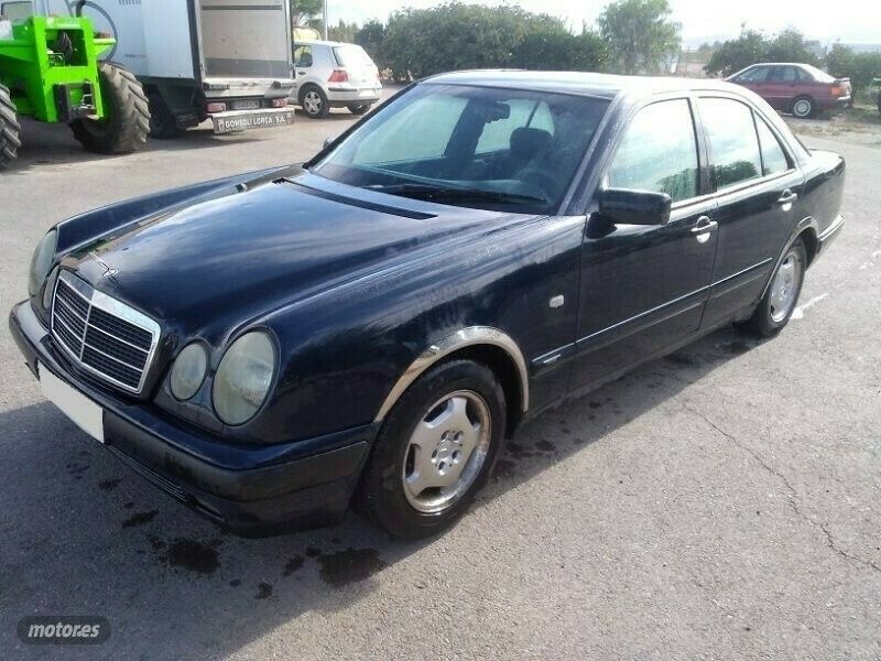 Usado Mercedes E300 Elegance 177 CV (130 kW) 1998 Azul Berlina