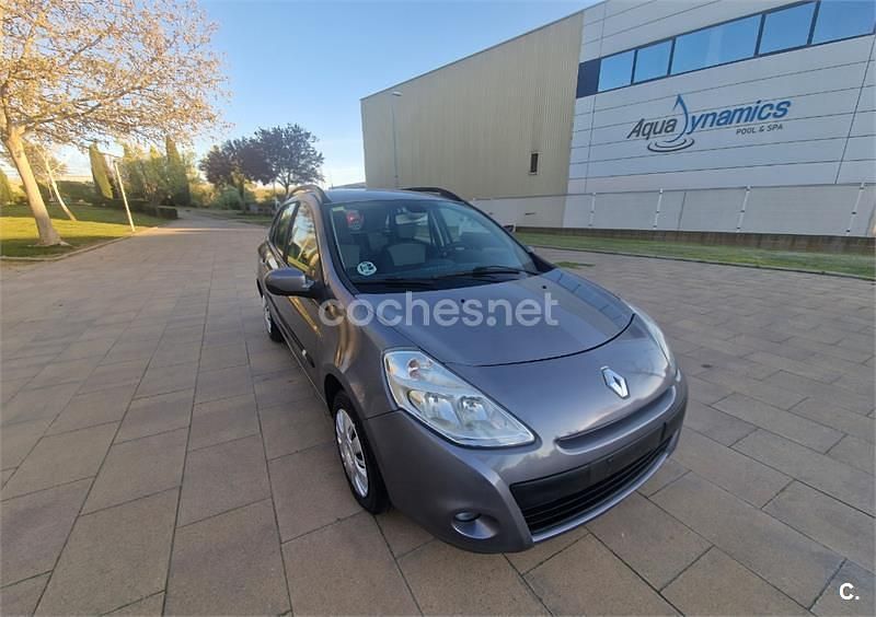 Usado Renault Clio GrandTour Dynamique 85 CV (62 kW) 2010 Gris / plata Familiar