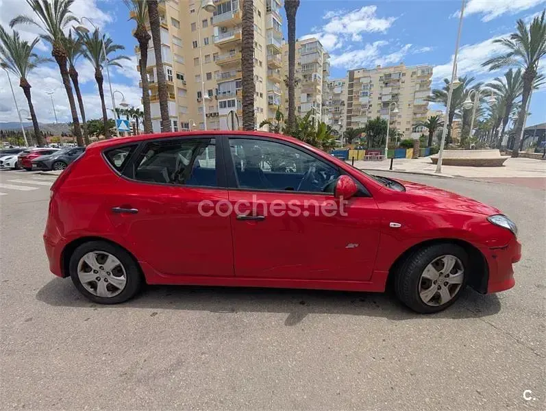 Usado Hyundai i30 100 CV (73 kW) 2011 Rojo Berlina