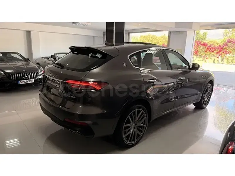 Usado Maserati Levante 350 CV (257 kW) 2023 Gris / plata SUV