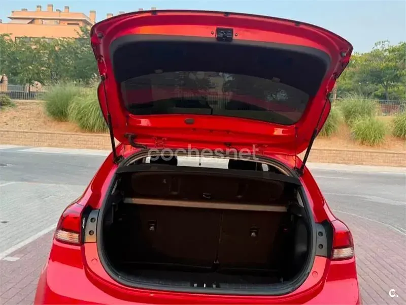 Usado Kia Rio 84 CV (61 kW) 2017 Granate Berlina