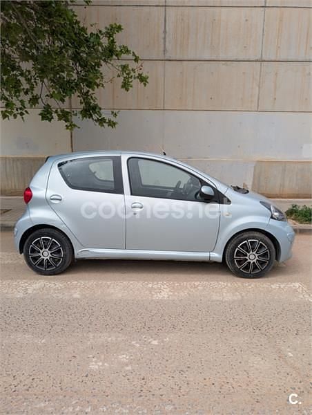 Usado Toyota Aygo 68 CV (50 kW) 2008 Azul Utilitario