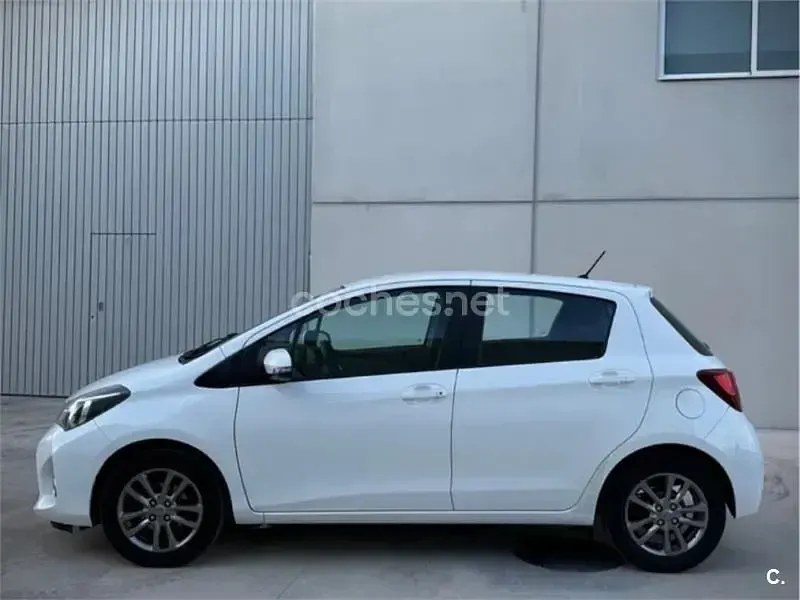 Usado Toyota Yaris Active 69 CV (50 kW) 2015 Blanco Utilitario
