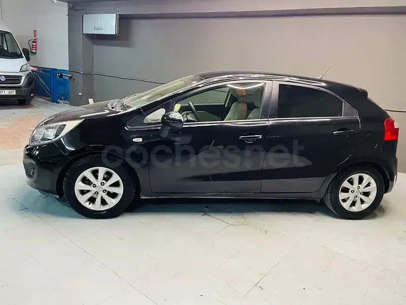 Usado Kia Rio 85 CV (62 kW) 2013 Negro Berlina