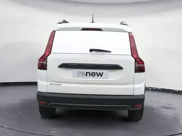 Usado Dacia Jogger Expression 100 CV (73 kW) 2025 Blanco Monovolumen