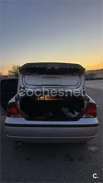 Usado Ford Focus Ambiente 90 CV (66 kW) 2002 Gris / plata Berlina