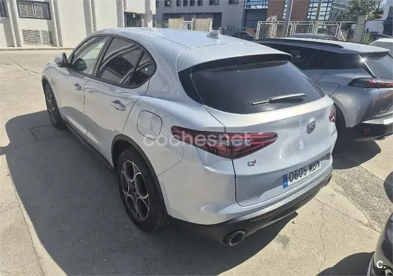 Usado Alfa Romeo Stelvio Sprint 190 CV (139 kW) 2022 Gris / plata SUV
