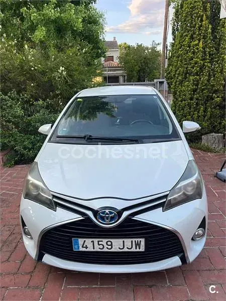 Usado Toyota Yaris Hybrid Active 100 CV (73 kW) 2015 Blanco Berlina