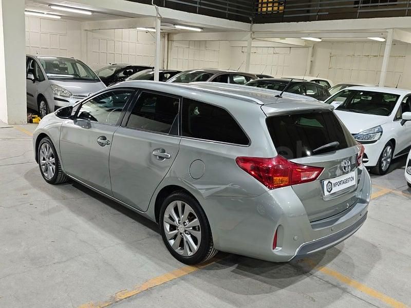 Usado Toyota Auris Hybrid Advance 136 CV (100 kW) 2014 Gris / plata Familiar