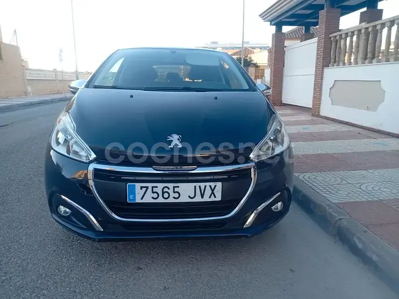 Usado Peugeot 208 Style 75 CV (55 kW) 2016 Gris / plata Utilitario