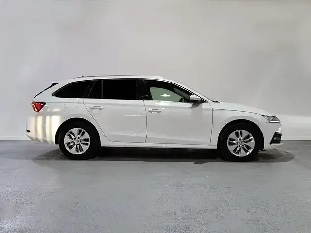 Usado Skoda Octavia Ambition 150 CV (110 kW) 2024 Blanco Familiar