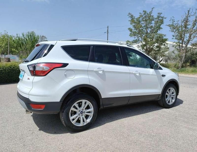 Usado Ford Kuga Trend+ 120 CV (88 kW) 2018 Blanco SUV