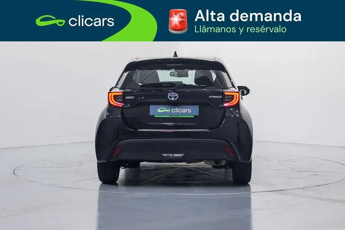 Usado Toyota Yaris Hybrid Active 75 CV (55 kW) 2022 Negro Berlina