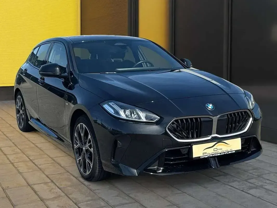Usado BMW 120 M Sport 170 CV (125 kW) 2025 Negro Utilitario