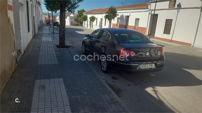 Usado VW Passat Highline 140 CV (102 kW) 2005 Negro Berlina