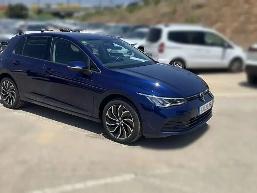 Usado VW Golf VIII Life 150 CV (110 kW) 2022 Azul Berlina