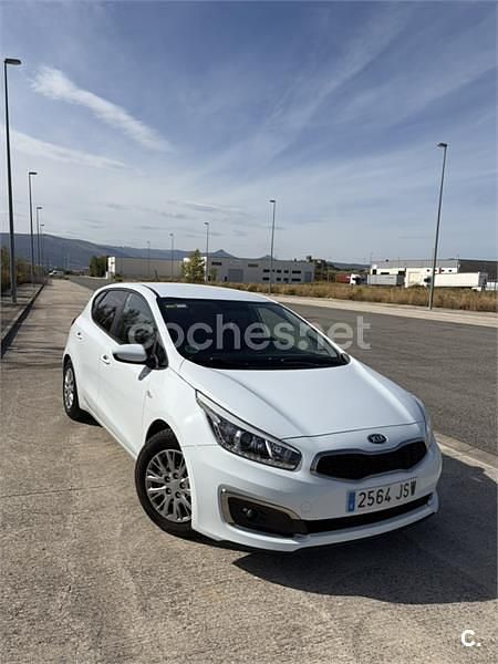 Blanco Usado 2016 Kia Ceed Berlina | 9800 € (Buen precio) - Imagen 1/4