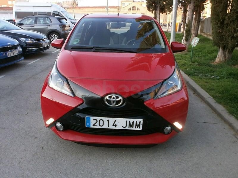 Usado Toyota Aygo X-play 69 CV (50 kW) 2016 Rojo Utilitario