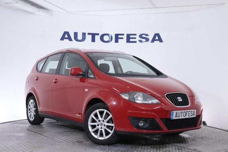 Usado Seat Altea XL Reference 105 CV (77 kW) 2013 Rojo Monovolumen