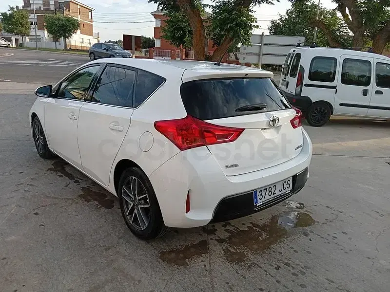 Usado Toyota Auris Active 124 CV (91 kW) 2015 Blanco Berlina
