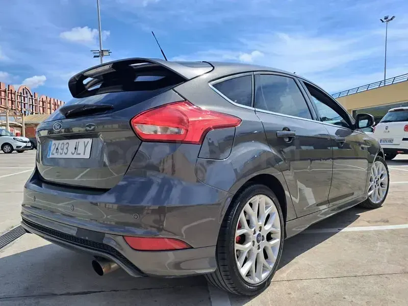 Usado Ford Focus Sport 182 CV (133 kW) 2016 Gris / plata Berlina