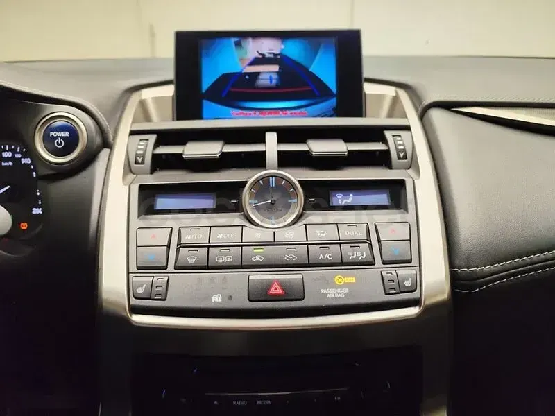 Usado Lexus NX300h Executive Line 197 CV (144 kW) 2017 Gris / plata SUV