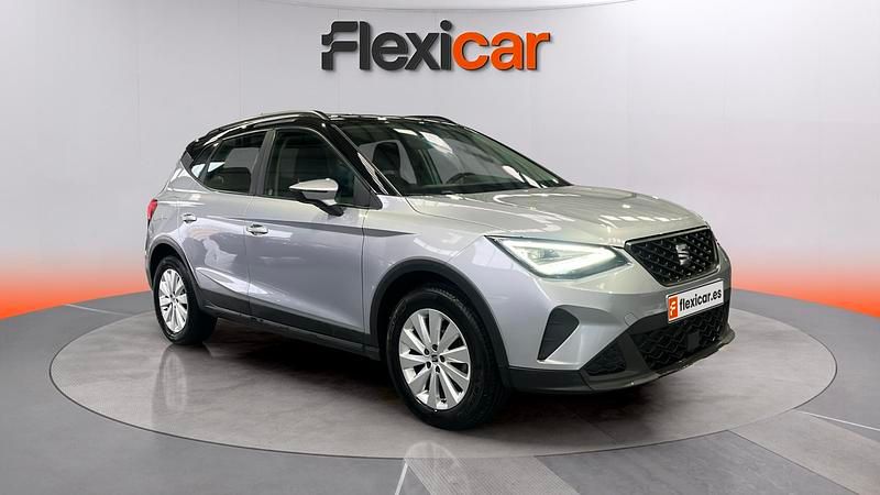 Usado Seat Arona Style 110 CV (80 kW) 2022 Gris SUV