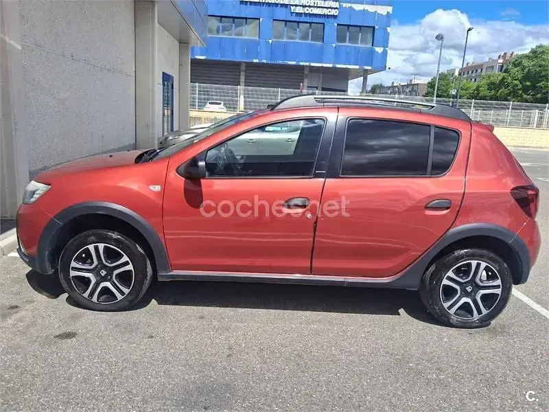 Używany Dacia Sandero 90 KM (66 kW) 2018 Czerwony Sedan/Limuzyna