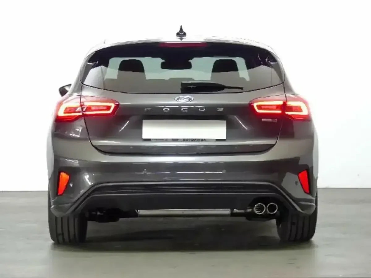 Usado Ford Focus ST-Line X 155 CV (114 kW) 2023 Gris Berlina