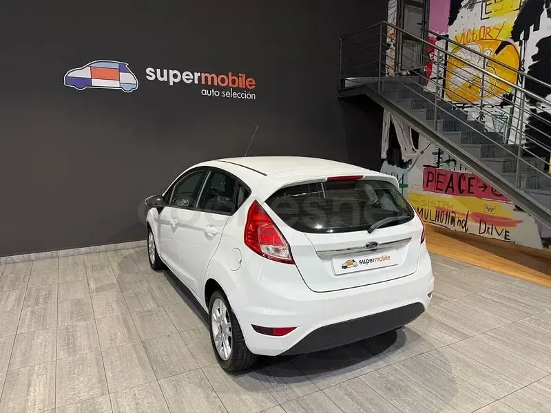 Usado Ford Fiesta Trend 95 CV (69 kW) 2016 Blanco Utilitario