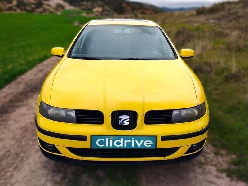 Usado Seat Leon Sport 105 CV (77 kW) 2001 Amarillo Utilitario