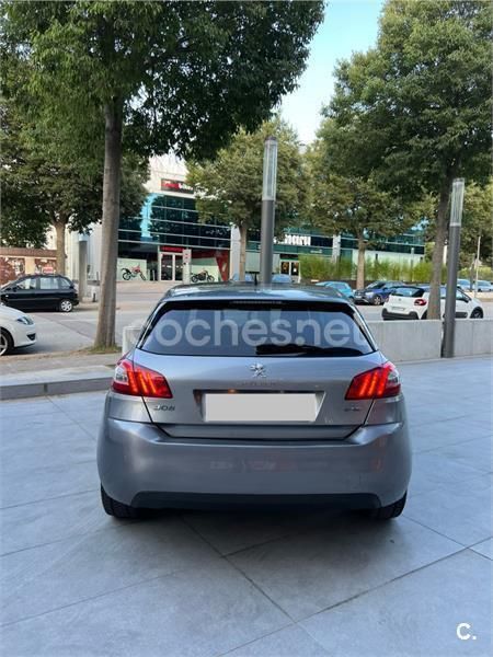 Usado Peugeot 308 Access 100 CV (73 kW) 2016 Gris / plata Berlina