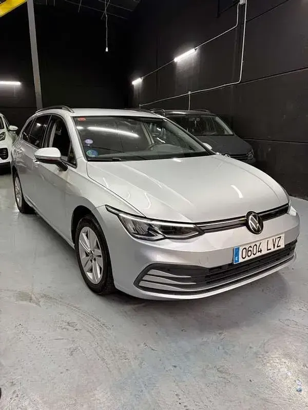 Usado VW Golf VIII Life 110 CV (80 kW) 2022 Gris Familiar