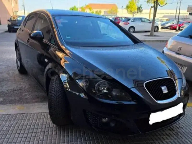 Usado Seat Leon Reference 105 CV (77 kW) 2011 Negro Utilitario